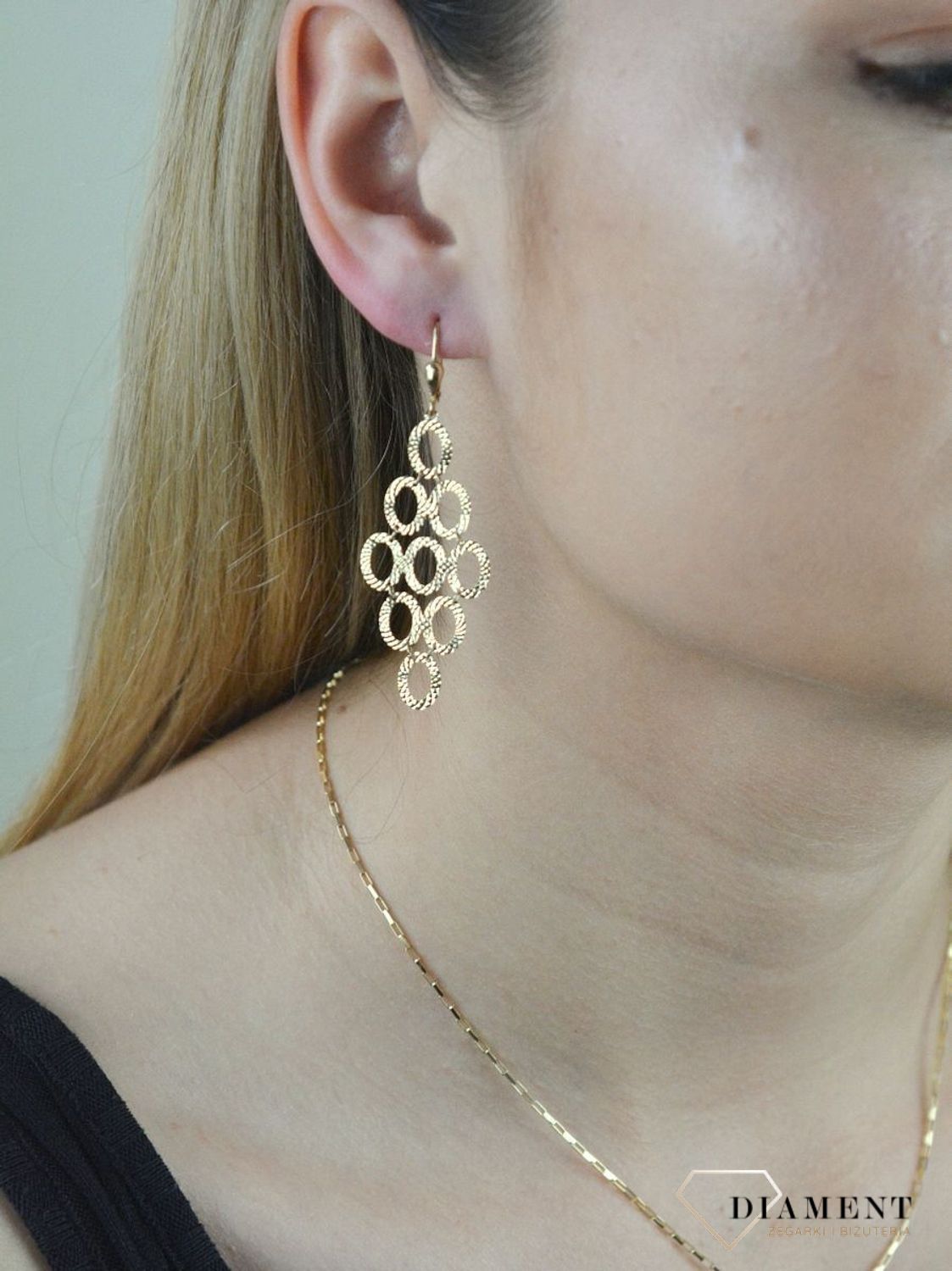 Złote kolczyki Diament 333 wiszące grawerowane owalne elementy.jpg